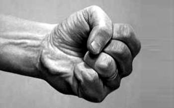 Η βία "πληγώνει" καθημερινά την ελληνική κοινωνία