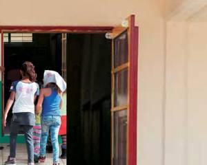 Τσιγγανόπουλα πήγαν να κλέψουν στο σχολείο στον Αρι