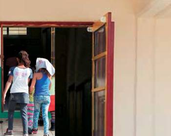 Τσιγγανόπουλα πήγαν να κλέψουν στο σχολείο στον Αρι