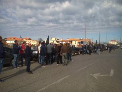 Αγρότες έκλεισαν τον κόμβο του Καλού Νερού (φωτογραφίες)