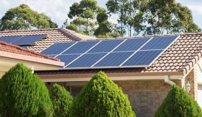 Φωτοβολταϊκά: Οι όροι και οι προϋποθέσεις για τοποθέτηση στις στέγες των σπιτιών