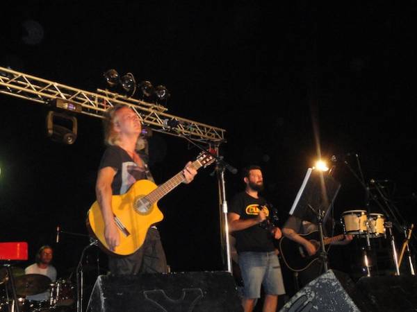 Τραγούδια ενάντια στη βία και το φασισμό