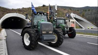 Παραμένουν στα μπλόκα οι αγρότες