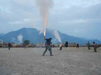 Πλήθος κόσμου φέτος στο σαϊτοπόλεμο στην Καλαμάτα (βίντεο και φωτογραφίες)