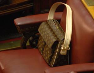 Πήγε για... μαλλί και βγήκε κουρεμένος