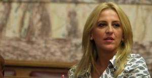 Δούρου για Πάγκαλο: Στο κόμμα του λένε τις γυναίκες "καλτσοδέτες"