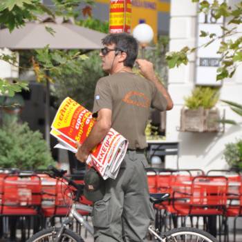 Ξηλώνει αφίσες η Δημοτική Αστυνομία στην Καλαμάτα