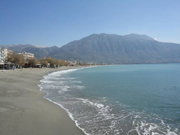 Επανακαθορίζει τα τέλη κοινόχρηστων χώρων αιγιαλού ο Δήμος Καλαμάτας