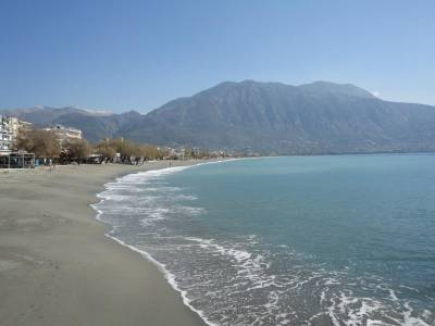 Επανακαθορίζει τα τέλη κοινόχρηστων χώρων αιγιαλού ο Δήμος Καλαμάτας