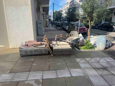 Μπλόκο από... οικοδομικά υλικά