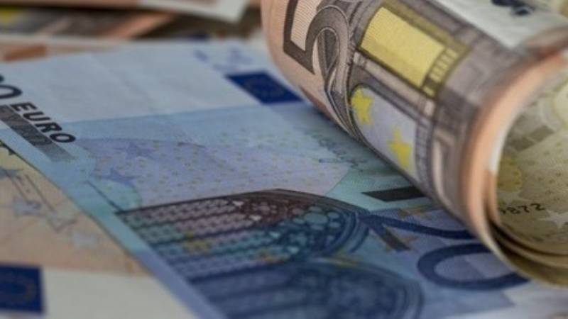 ΕΚΠΟΙΖΩ: Απόφαση-σταθμός για παράνομη επιβολή μηνιαίας χρέωσης 0,80 ευρώ σε καταθετικούς λογαριασμούς