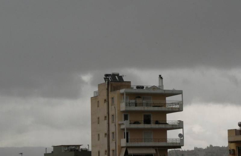 Καιρός: Νεφώσεις, τοπικές βροχές και χαμηλές για την εποχή θερμοκρασίες τη Δευτέρα