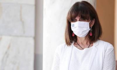 Τα ξίφη στους νέους και τις νέες ανθυπολοχαγούς της Σχολής Ευελπίδων έδωσε η Κατερίνα Σακελλαροπούλου