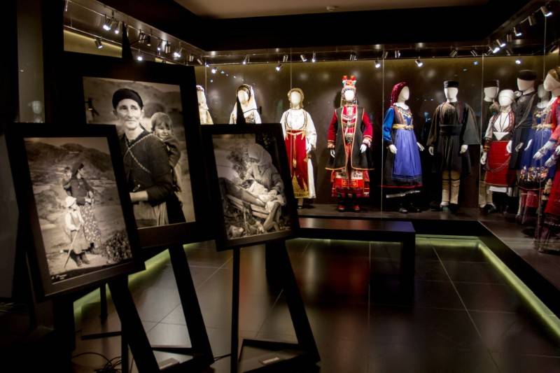 Εκθεση στη Συλλογή Ελληνικών Ενδυμασιών «Βικτωρία Γ. Καρέλια»: “Ρίζες και δεσμοί” του Τάκη Τλούπα