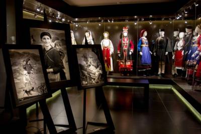 Εκθεση στη Συλλογή Ελληνικών Ενδυμασιών «Βικτωρία Γ. Καρέλια»: “Ρίζες και δεσμοί” του Τάκη Τλούπα