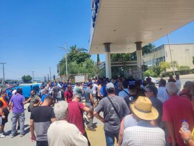 Συγκέντρωση διαμαρτυρίας κατά της απόλυσης εργαζομένου από την καπνοβιομηχανία Καρέλια