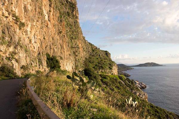 Αντιδιαβρωτικός τοίχος στην Τραχήλα