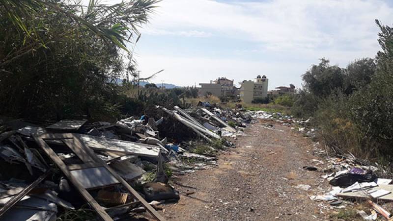 Καλαμάτα: Αθλια εικόνα σε δημοτικό οικόπεδο (φωτογραφίες)