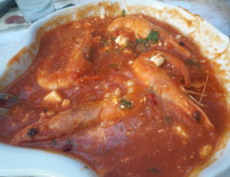 Γαρίδες σαγανάκι με φέτα και ούζο