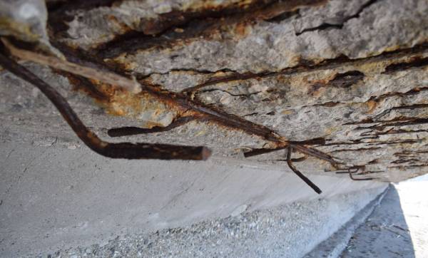 Καλαμάτα: &quot;Σαράκι&quot; στο πεζοδρόμιο της Ναυαρίνου η διάβρωση