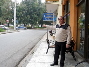 Ο Βαγγέλης Πανταζής, δείχνει το σημείο όπου πέταξαν το όπλο οι ληστές