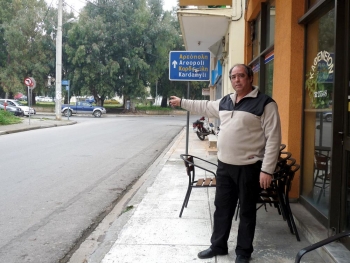 Ο Βαγγέλης Πανταζής, δείχνει το σημείο όπου πέταξαν το όπλο οι ληστές