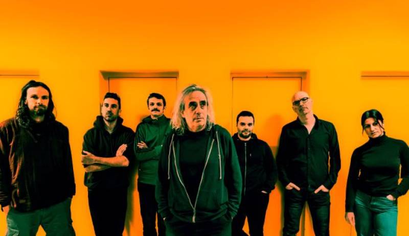 Ο Γιάννης Αγγελάκας σε μια "Ηλεκτρική καρέκλα στο Ηρώδειο"