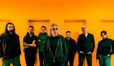 Ο Γιάννης Αγγελάκας σε μια "Ηλεκτρική καρέκλα στο Ηρώδειο"