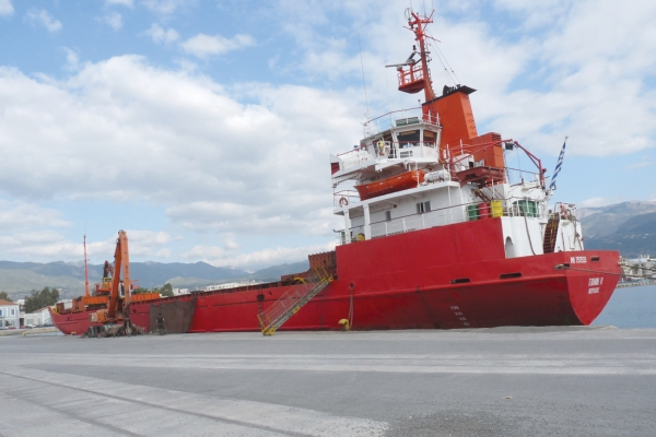 Φορτώνει παλιοσίδερα για εταιρεία ανακύκλωσης