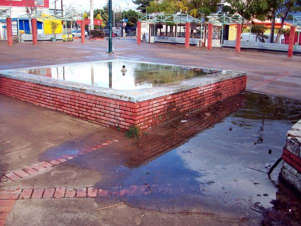 Τρέχει νερό από το σιντριβάνι