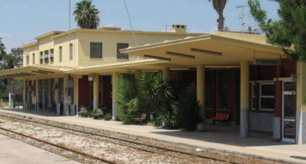 Εγκαινιάστηκε ο ανακαινισμένος παλιός σιδηροδρομικός σταθμός της Κορίνθου