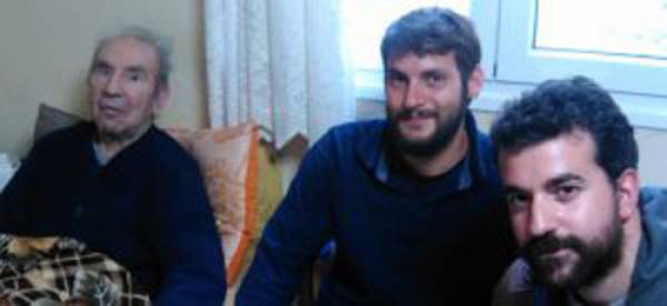 Τον Οκτώβρη του 2015 με τους ερευνητές Κ. Καπετανάκη και Δ. Αβαρλή στο σπίτι του αγροτοσυνδικαλιστή μπαρμπα-Λια Αποστολόπουλου, αδελφού του μπάρμπα Νιόνιου