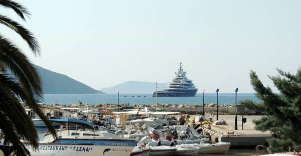 Το πολυτελές σκάφος "Luna" στη Φοινικούντα