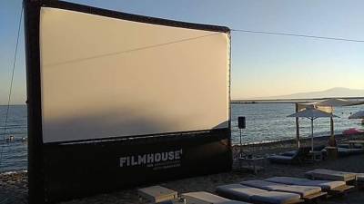 Προβολή ταινίας σε φουσκωτή οθόνη από την Κινηματογραφική Λέσχη Καλαμάτας