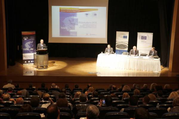 “Πακέτο Γιούνκερ” εναντίον λαϊκισμού και ξενοφοβίας