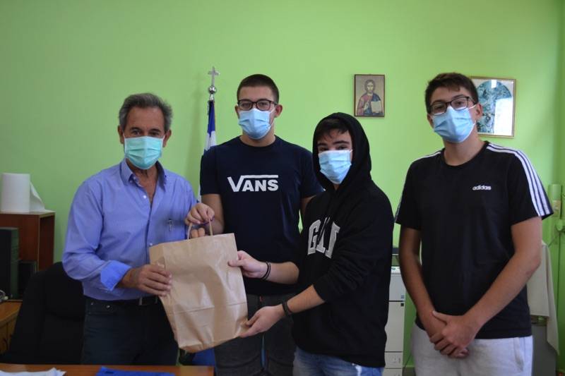 Δώρο στο διευθυντή του Λυκείου Κυπαρισσίας