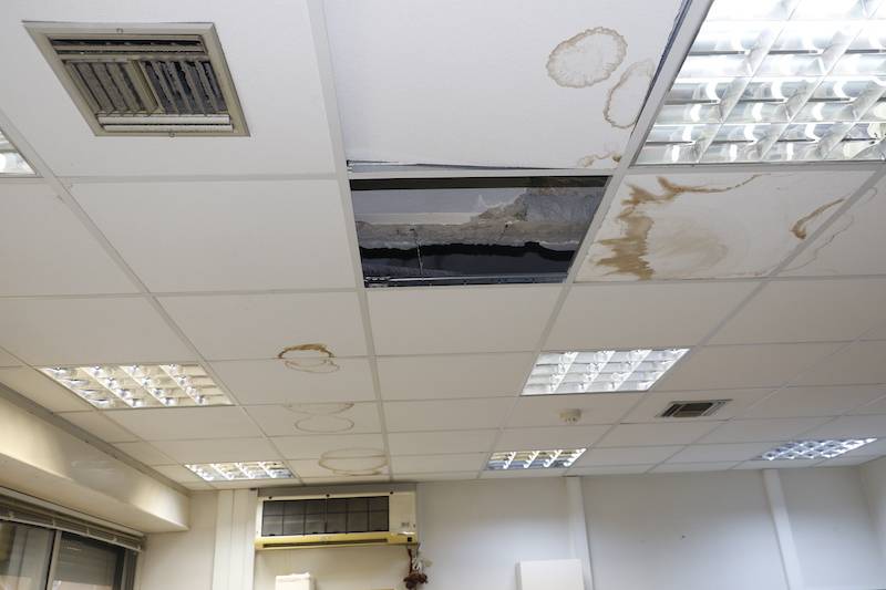 “Σουρωτήρι” το Κέντρο Υγείας Καλαμάτας: Νερά στα κεφάλια ασθενών και γιατρών (βίντεο-φωτογραφίες)