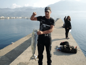 Με αγκίστρι στο λιμενοβραχίονα της καλαμάτας έπιασε ψάρι 3 κιλών - δώρο στη.. γιορτή του