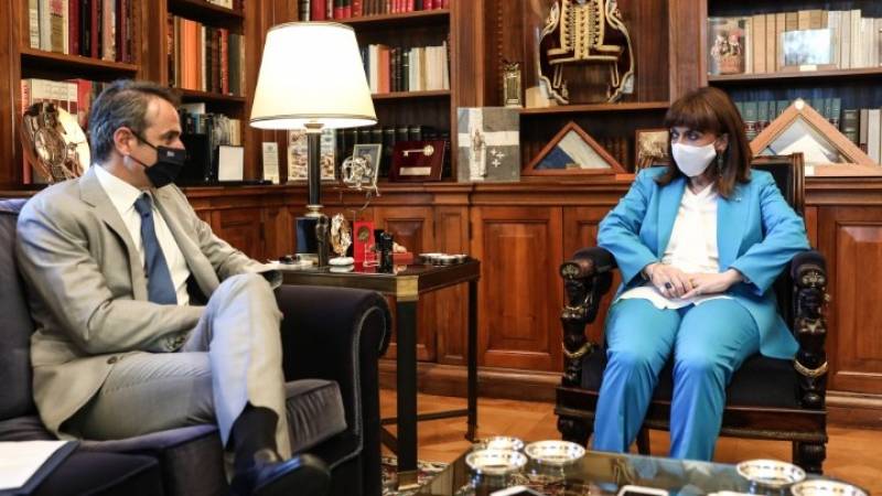 Σακελλαροπούλου: Μόνη ασφαλής λύση για την απαλλαγή από την πανδημία ο εμβολιασμός (Βίντεο)