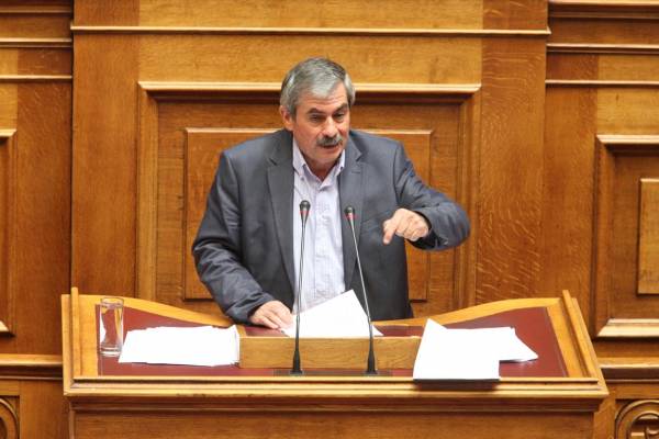 Ο Πετράκος με εργαζόμενους καπνοβιομηχανιών