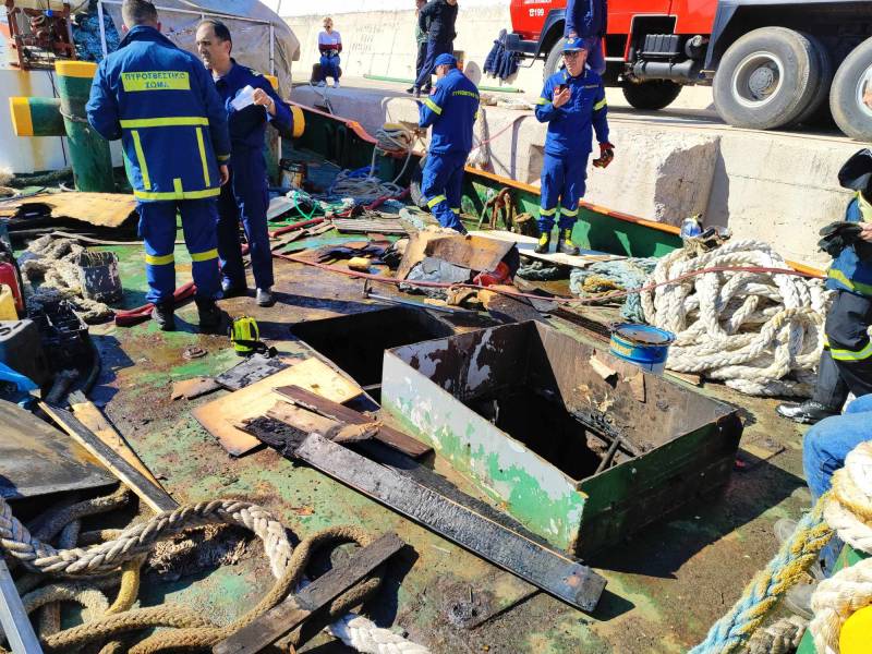 Κυπαρισσία: Φωτιά σε ρυμουλκό σκάφος στο λιμάνι (φωτογραφίες)