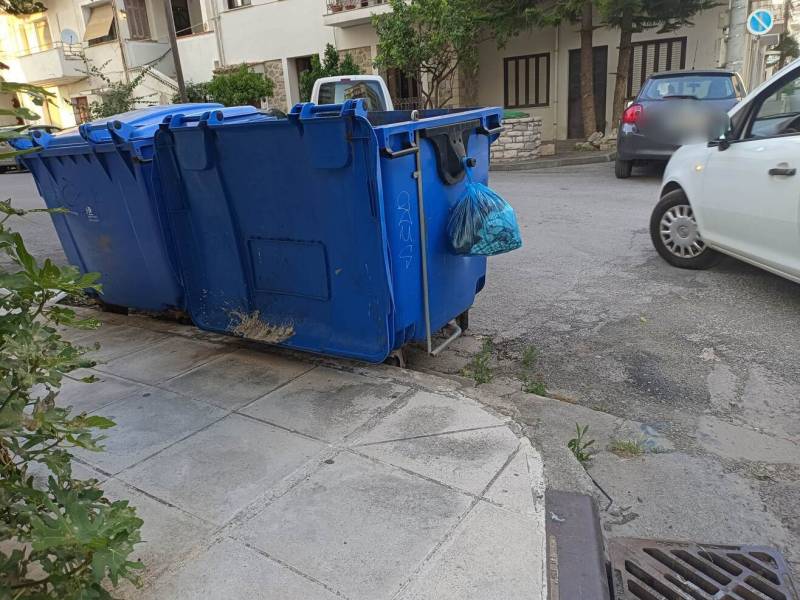 Στους μοβ κάδους ρούχα και παπούτσια