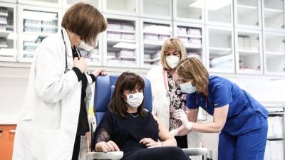 Την δεύτερη δόση του εμβολίου κατά του κορονοϊού έκανε η Κ. Σακελλαροπούλου