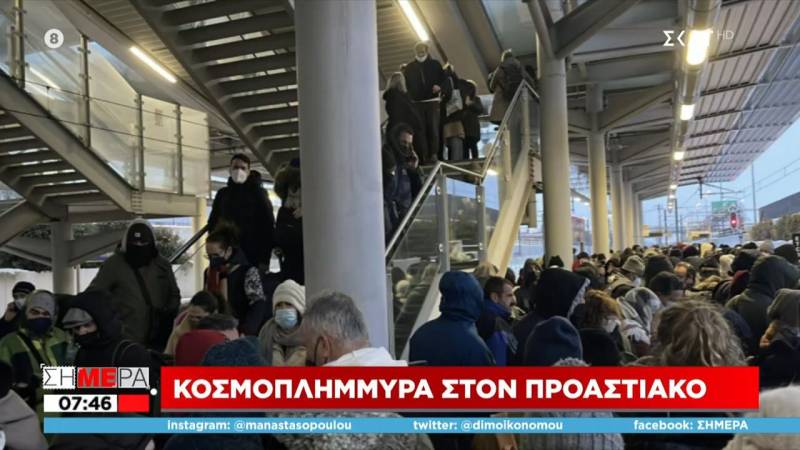 Απίστευτες εικόνες συνωστισμού στον προαστιακό από την «Ελπίδα» - Επιβάτες προσπάθησαν να φύγουν από την Αττική Οδό (Βίντεο)