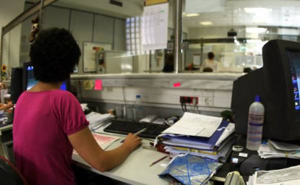 Τα golden boys "λεηλατούν" ακόμα το Δημόσιο: Εκτός ελέγχου μισθοί και αμοιβές