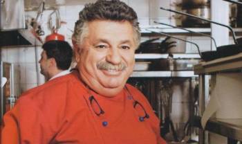 Λευτέρης Λαζάρου: "Ο Eλληνας είναι πολυφαγάς, τρώει πολύ και γι' αυτό παχαίνει"