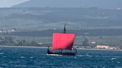 Μεσσηνία: Τράβηξε τα βλέμματα η γαλέρα της "Οδύσσειας" στον Ορμο του Ναβαρίνου (βίντεο)