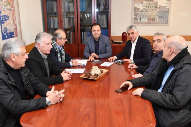 Καφαντάρης με εργαζόμενους στους δήμους