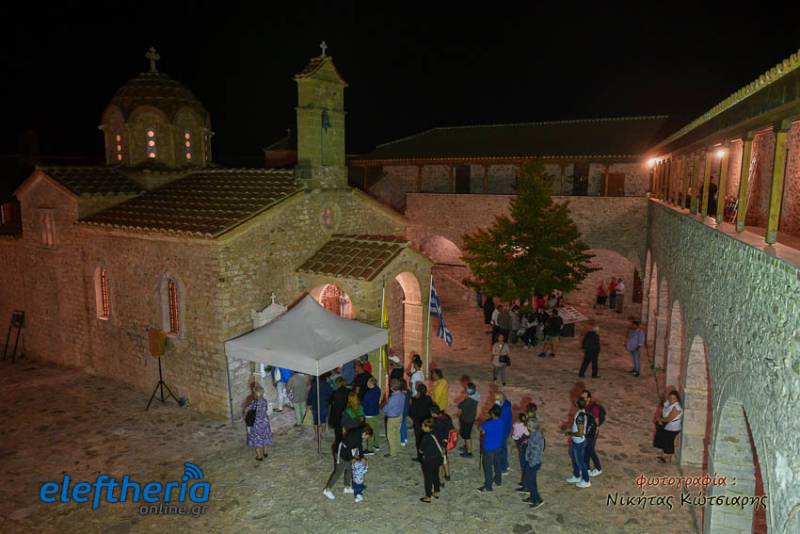 Υποβλητική ατμόσφαιρα στην Αγρυπνία στη Μονή Βουλκάνου (φωτογραφίες)