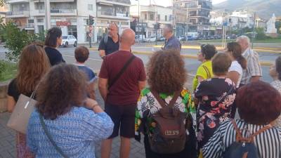Η ομάδα "Πάμε βόλτα" στα παλιά ξενοδοχεία της Καλαμάτας